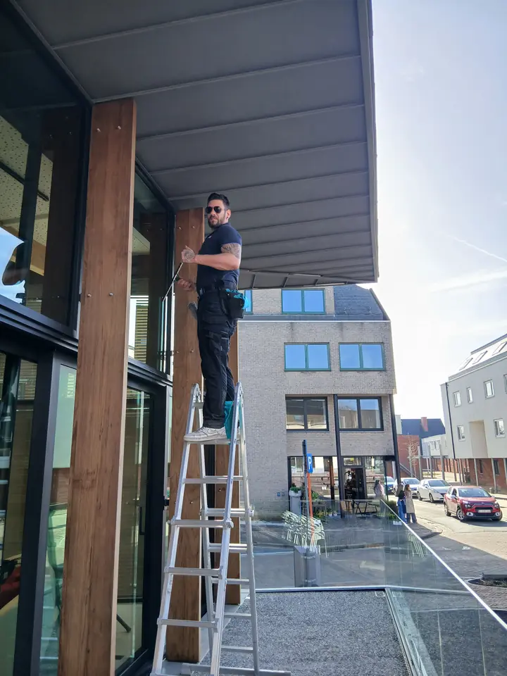 Tino wast ramen op hoogte